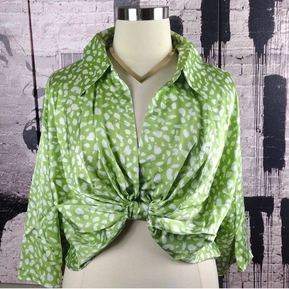 Eloquii Lime collard crop blouse - Picture 3 of 5